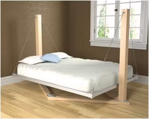 Chiếc giường võng đặc biệt có thể đu đưa khi nằm.