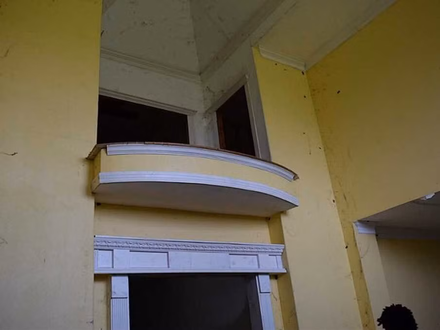 Do không có người ở lâu ngày nên mạng nhện bám đầy các góc tường.