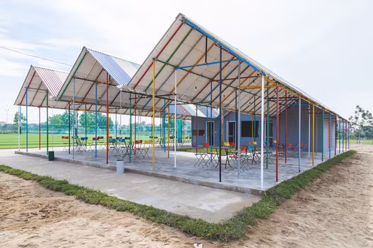 Ngôi nhà được thiết kế và xây dựng bởi công ty H&amp;P Architects và nhóm tình nguyện, hoàn thành năm 2015.