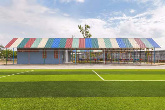 Re-ainbow là dự án nhà cộng đồng đa chức năng xây dựng ở thị trấn Đức Thọ, huyện Đức Thọ, tỉnh Hà Tĩnh.