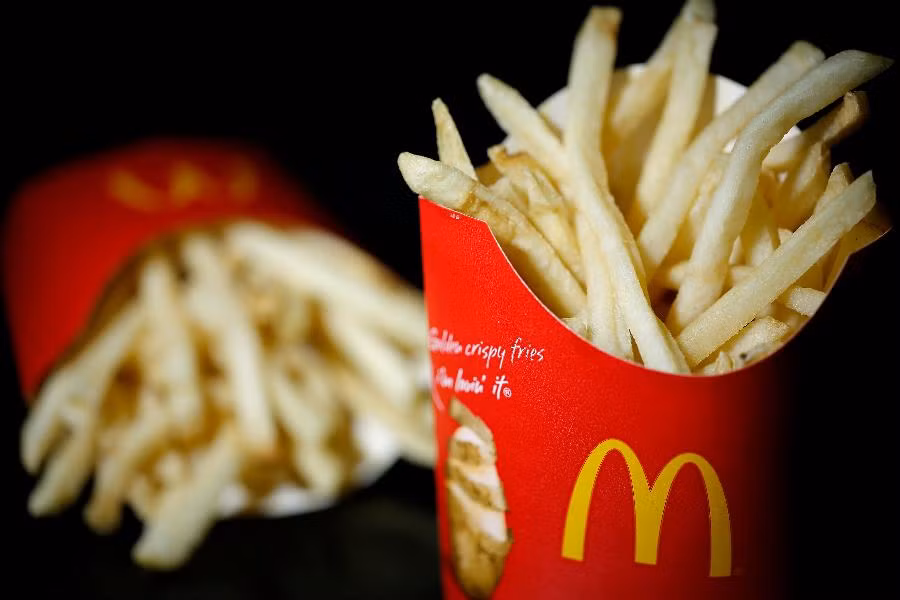6. McDonald's, giá trị thương hiệu: 39,5 tỷ USD; Thay đổi trong một năm: -1%. Doanh số bán hàng của McDonald’s đã giảm 11% quý I năm nay. Hãng dự định đóng cửa gần 700 cửa hàng làm ăn yếu kém năm nay, chủ yếu tại Mỹ, Trung Quốc và Nhật Bản.
