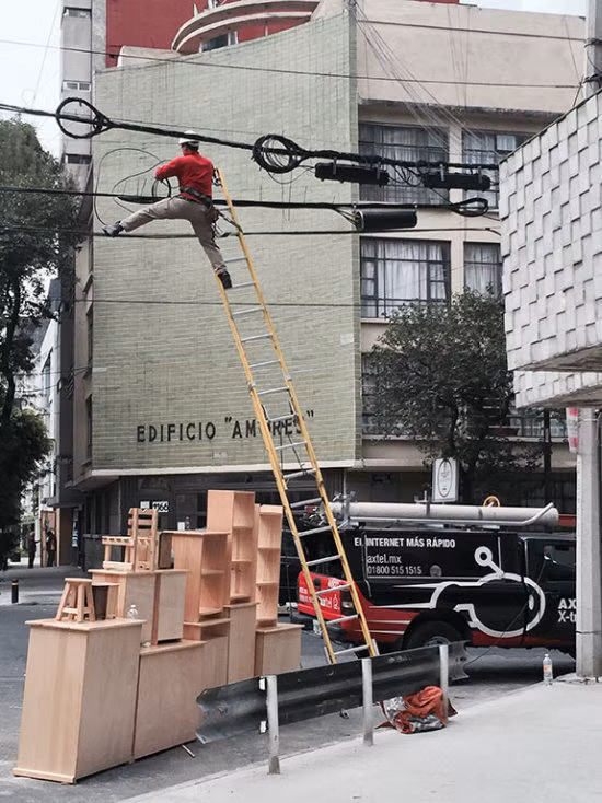 Người thợ điện cũng phải leo trèo nguy hiểm.
