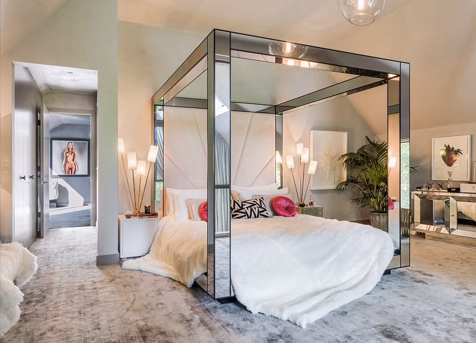 Siêu mẫu lừng danh thế giới đã thiết kế phòng ngủ với màu trắng chủ đạo mang đến cảm giác thư thái, dịu nhẹ.