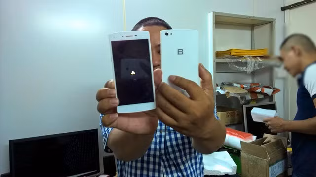 Anh thuc te cua dien thoai BPhone bi phat tan tren mang?-Hinh-3