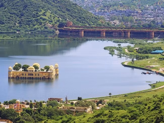 Trong nhiều bài viết về Jal Mahal, người ta tin rằng cung điện này được xây dựng khoảng năm 1734 như một nhà nghỉ cho gia đình hoàng gia Maharajah để săn vịt.