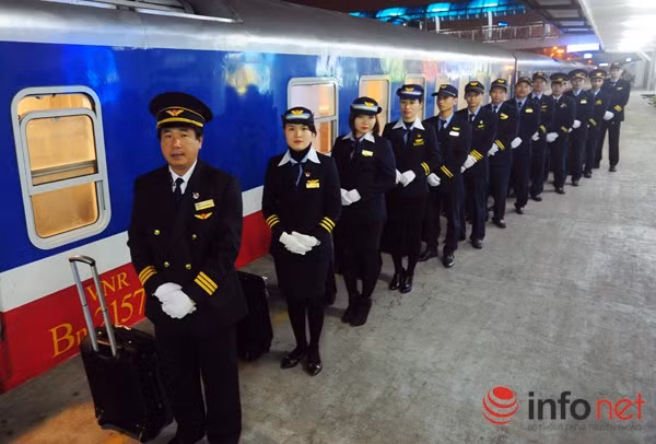  Tàu hỏa 5 sao đầu tiên ở Việt Nam đặt vấn đề phục vụ khách lên hàng đầu nên đã sử dụng đoàn nhân viên phục vụ có chất lượng cao như tiếp viên hàng không.