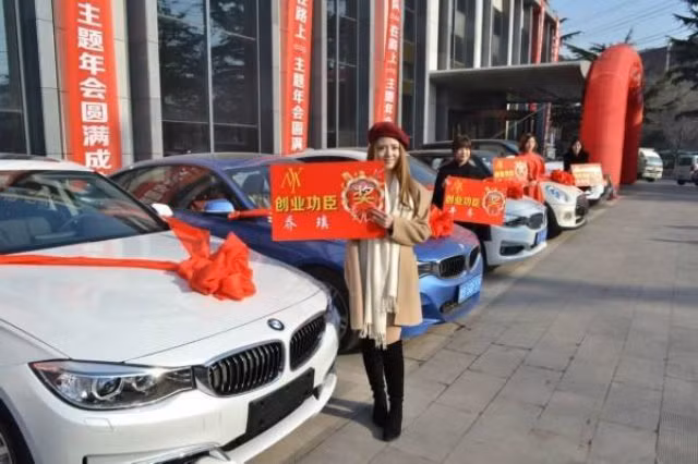Sep nu 21 tuoi thuong tet nhan vien bang sieu xe BMW