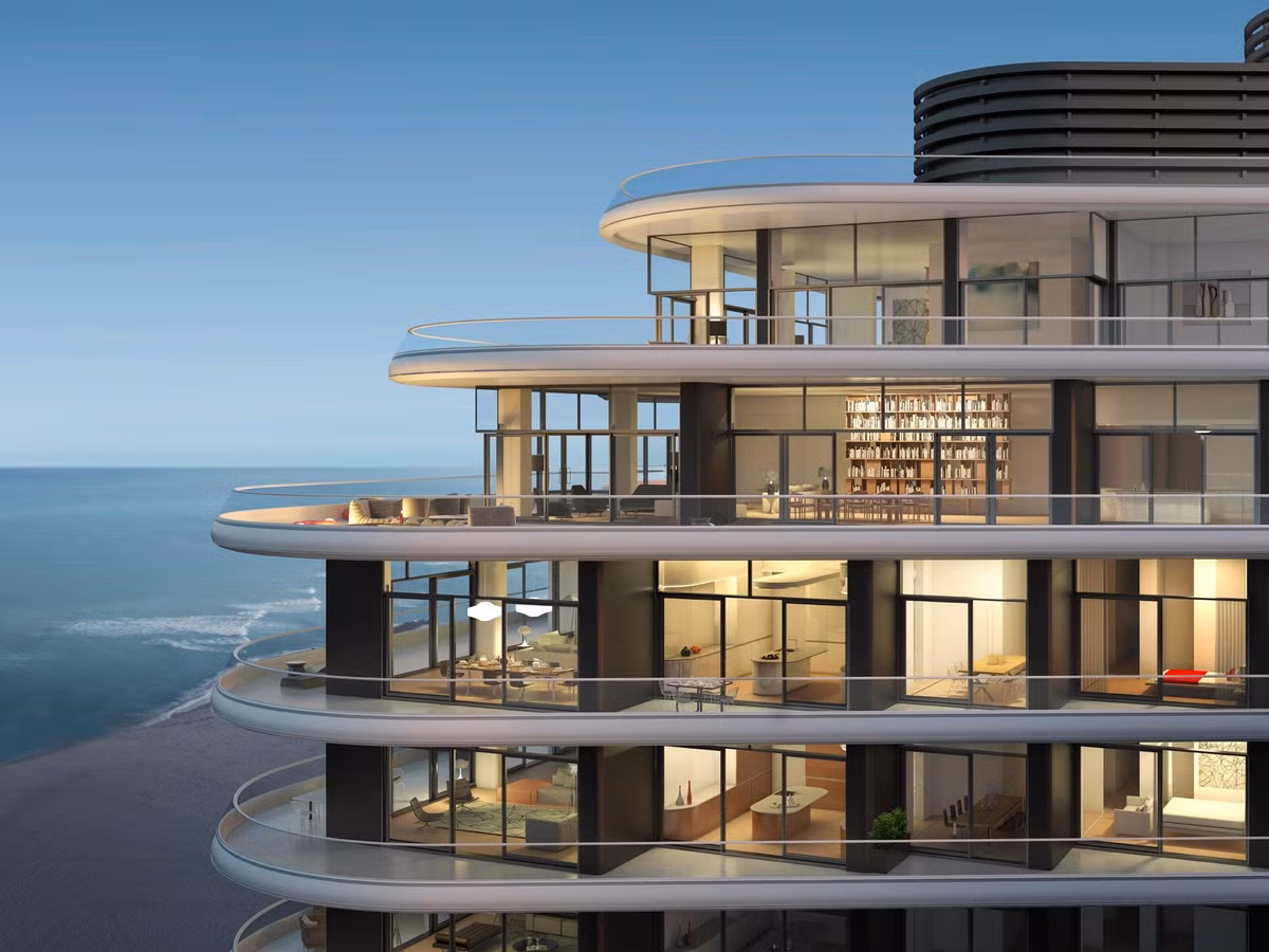 Căn hộ rộng hơn 740 m2 này được trang bị bằng những nội thất xa hoa nhất. Ngoài một phòng ngủ chính, căn penthouse còn có một phòng ngủ phụ, sân hiên cho mỗi phòng ngủ, phòng tập gym, bể bơi và cả phòng chiếu phim.