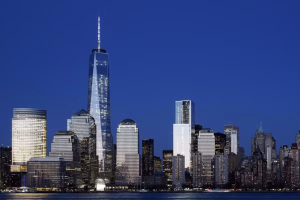 Tòa nhà Trung tâm Thương mại Một Thế Giới (One World Trade Center) hay còn được gọi là Tháp Tự Do tọa lạc tại New York, Mỹ chính thức mở cửa sau 8 năm thi công xây dựng vào năm ngoái.