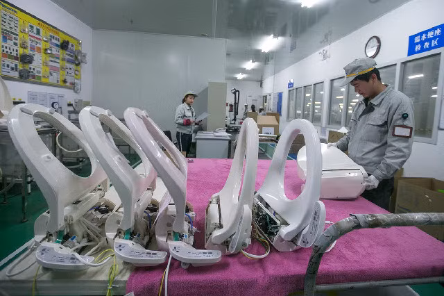 Trước khi đem phân phối trên thị trường, những chiếc bồn cầu cần trải qua nhiều đợt kiểm tra chất lượng.