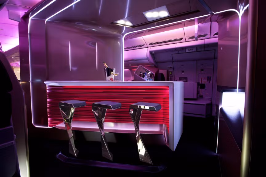 6. Virgin Atlantic: Hãng hàng không của tỷ phú Anh Richard Branson nổi tiếng với khoang hạng nhất tiện nghi và sang trọng. Khoang hạng sang mới nhất của hãng Virgin Atlantic mang đến một không gian yên tĩnh, cuốn hút với ánh đèn màu tím mờ và những vật dụng được làm bằng pha lê Swarovski nổi tiếng.