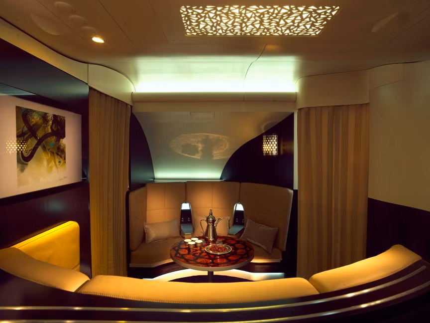2. Vé kim cương hạng nhất của hãng Etihad: Khoang cabin xa hoa của hãng Etihad được thiết kế như một căn hộ giữa không trung với diện tích rộng 11 m2, bao gồm phòng ngủ, phòng tắm và khu giải trí riêng biệt. “Căn hộ” còn có màn hình 32 inch và một tiếp viên riêng để phục vụ. Hành khách hạng nhất của Etihad cũng được phục vụ các món ăn do đầu bếp hàng đầu thế giới nấu.