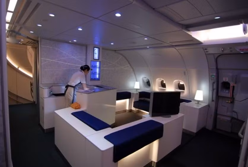 12. Korean Air: Khoang hạng nhất của Korean Air được trang bị ghế ngồi có thể điều chỉnh với chỗ để chân mở rộng. Ghế cũng có thể ngả ra thành giường nằm để đảm bảo sự thoải mái tối đa trong khi hành khách ngủ trên các chuyến bay dài.