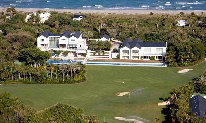 5. Biệt thự của Tiger Woods: Dinh thự 60 triệu USD của tay golf số 1 thế giới Tiger Woods tọa lạc trên đảo Jupiter, bang Florida (Mỹ). Khu dinh thự nổi bật hơn cả với 1 bể bơi 30m, 1 bể lặn 18m, khu spa, sân tennis, sân golf và sân bóng rổ. Siêu biệt thự còn có trung tâm thể dục, một phòng sinh hoạt chung lớn cùng với ba dãy phòng ngủ, một phòng giải trí, một hầm rượu vang dưới tầng hầm, thang máy riêng và cả bến tàu.