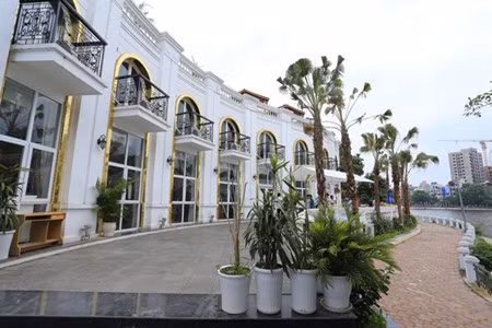 Chiem dat vang cong vien Ha Noi, nha hang bi 