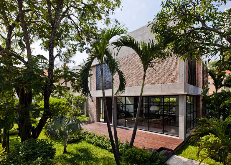 Biệt thự rộng 280 m2 này do Công ty kiến trúc MM++ Architect chịu trách nhiệm thiết kế. Mục đích của nhóm thiết kế là cải tạo công trình trở thành một tác phẩm kiến trúc mang tính đương đại, kết hợp không gian mở mang phong cách tối giản mà vẫn giữ được toàn bộ kết cấu bê tông hiện có.