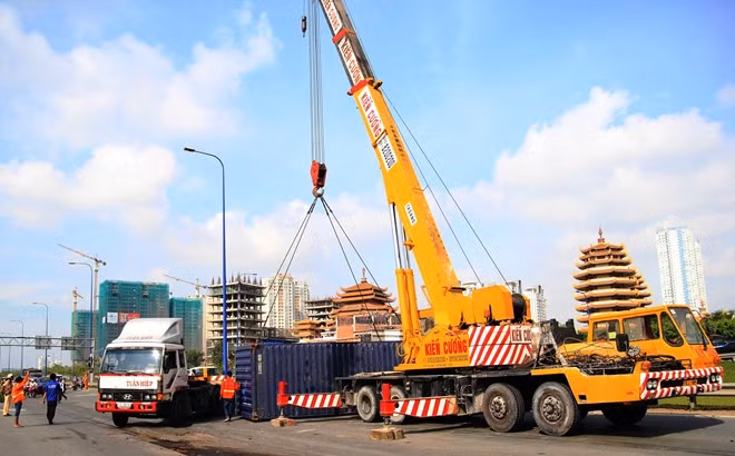 Đến hơn 9h, hiện trường vụ lật container mới được giải quyết xong. Từ lúc đưa vào sử dụng (năm 2010), đại lộ nghìn tỷ Mai Chí Thọ nhiều lần xuất hiện tình trạng lớp nhựa lún sâu. Đây là nguyên nhân gây ra nhiều vụ tai nạn.