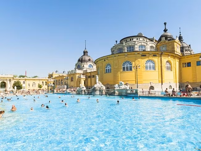 6. Thành phố Budapest của Hungary có con sông Danube nổi tiếng và là điểm đến của những ai yêu âm nhạc, kiến trúc cũng như nghệ thuật. Giá ở khách sạn 5 sao tại đây chỉ dừng ở con số 185 USD/đêm.