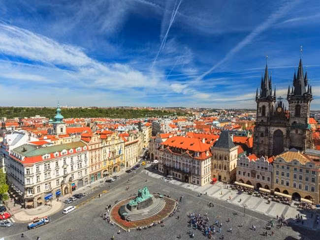 8. Du lịch ở thành phố Prague của CH Séc bạn sẽ mất 224 USD cho một đêm nghỉ tại khách sạn 5 sao. Prague có cây cầu đi bộ Charles dài 516 mét và lâu đài lộng lẫy Prague Castle.