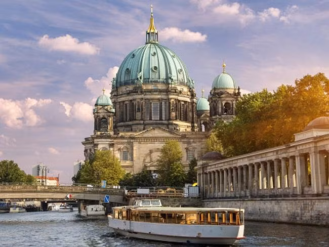 9. 235 USD là giá nghỉ cho một đêm ở khách sạn hạng sang của thành phố Berlin, Đức. Nơi đây có tòa nhà quốc hội Reichstag có mái vòm bằng kính với 5 bảo tàng trong khu Museumsinsel (Museum Island).