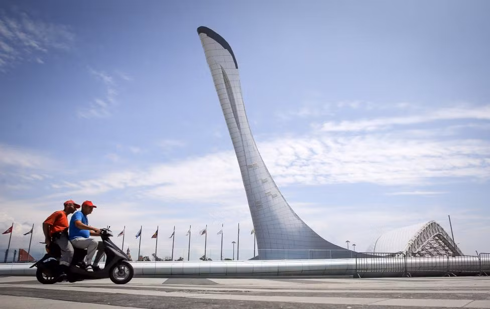Sân vận động Fisht Olympics là một trong 11 địa điểm xây dựng mới được thiết kế với mục đích là nơi diễn ra thi đấu cho các trò chơi mùa đông 2014 tại Sochi, Nga. Sau kỳ Thế vận hội, công trình hoành tráng này được sửa sang và trở thành khán đài bóng đá với hơn 45.000 chỗ ngồi cho FIFA World Cup 2018.