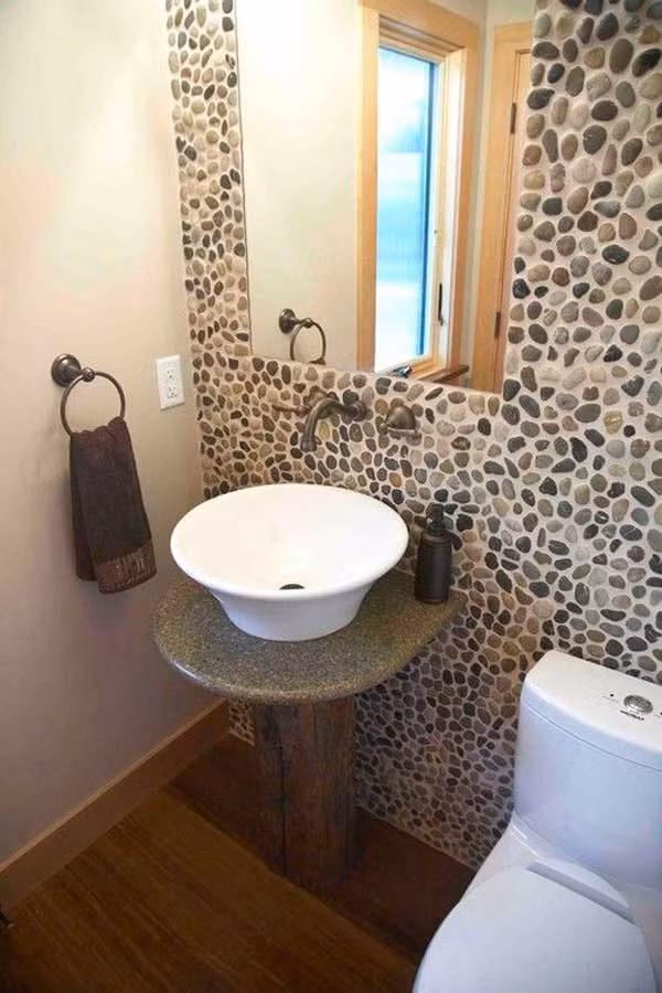 Phòng tắm nổi bật hơn với bức tường sỏi.