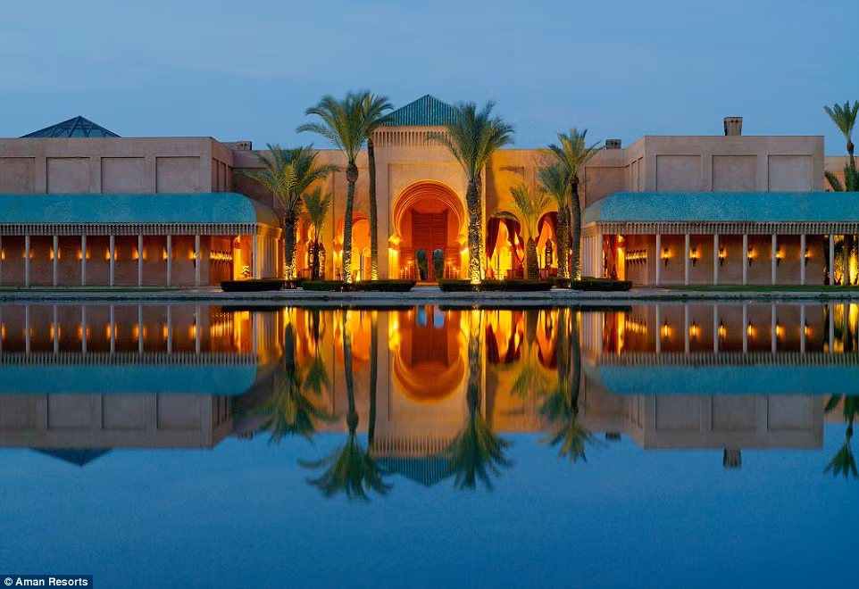 Amanjena Resort Amanjena (thiên đường thanh bình) là khu nghỉ mát 5 sao nằm ngay bên ngoài thành phố cổ Marrakech, Ma-rốc.