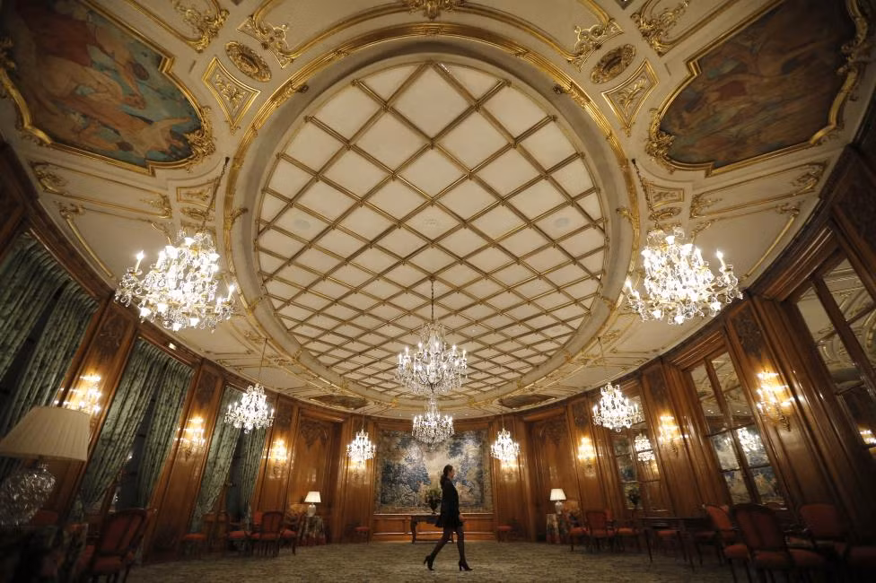 Hiện nay, Le Plaza Athenee thuộc tập đoàn Dorchester Collection, chuyên kinh doanh về khách sạn sang trọng quản lý.