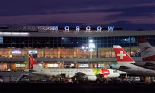 Hàng chục chuyến bay tại sân bay quốc tế Domodedovo ở Moscow đã bị hoãn vì hỏa hoạn.