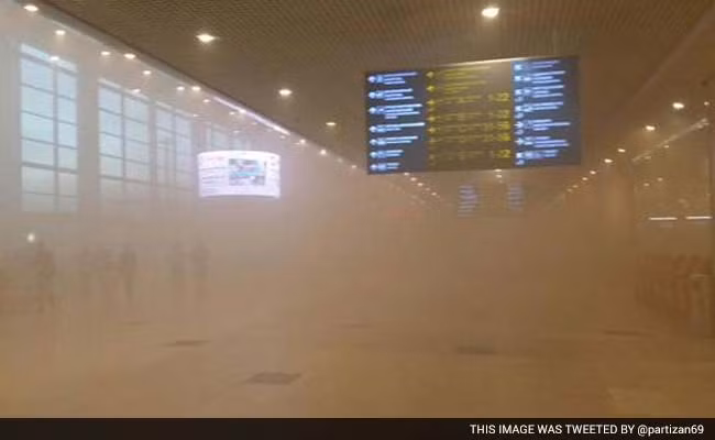 Ngọn lửa tại sân bay quốc tế Nga Domodedovo nghi do chập điện gây ra. Nhà chức trách Nga cho biết, ngọn lửa lan ra khu vực rộng khoảng 20 m2 và gần 3.000 hành khách phải sơ tán.