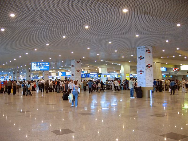 Được xây dựng năm 1964, Domodedovo là một trong ba sân bay phục vụ Thủ đô Nga. Nó cách trung tâm thành phố 40 km về hướng đông nam. Năm 2010, Domedovo phục vụ 22 triệu lượt khách.