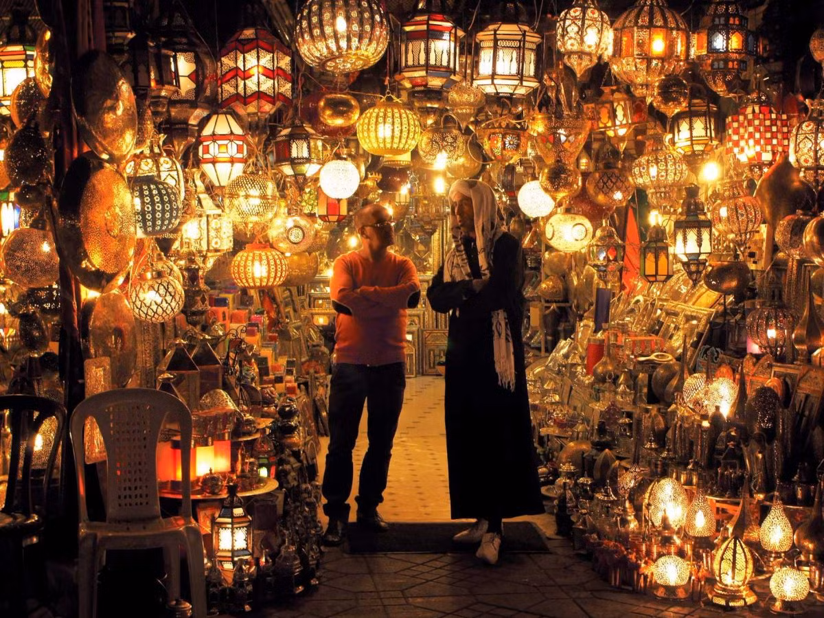 Nếu muốn mua hàng tại khu chợ trời Souk, bạn nên mặc cả xuống thấp hơn nhiều so với mức giá chào bán ban đầu.
