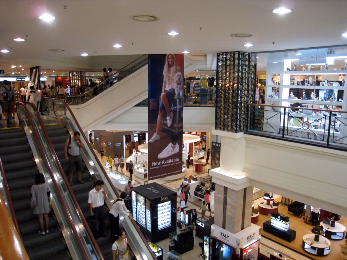 Diamond Plaza là tòa cao ốc 22 tầng, bao gồm kể cả hai tầng hầm, được khánh thành từ tháng 8/2000. Công trình này có vốn đầu tư ban đầu khoảng 60 triệu USD, tọa lạc ở góc đường Lê Duẩn và Phạm Ngọc Thạch, nằm phía sau lưng Nhà thờ Đức Bà, ngay trung tâm thành phố. Đây là một tổ hợp thương xá, văn phòng cho thuê và căn hộ cao cấp có vị trí đắc địa bậc nhất TP HCM.