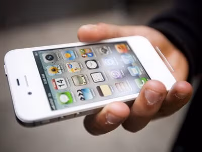 Có thể sẽ có phiên bản iPhone 4 inch mới: Trang Digitimes của Đài Loan báo cáo rằng Apple đang có kế hoạch phát hành 3 phiên bản iPhone mới gồm: mô hình 4.7 inch, một mô hình 5.5 inch và 4 inch. Thế nhưng, họ cũng chưa xác định phiên bản 4 inch sẽ phù hợp với dòng sản phẩm iPhone nào của Apple và nó sẽ mang nhãn hiệu gì. Do đó, báo cáo này có thể là không có thật.