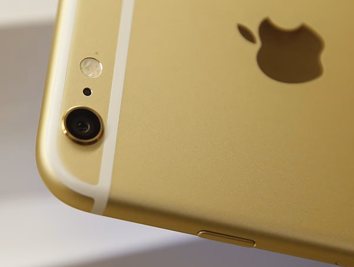 Tính năng camera của iPhone 7 sẽ tốt hơn rất nhiều: Một trong những tin đồn đáng tin cậy nhất về chiếc iPhone 7 là camera của nó sẽ có một sự cải tiến lớn. Blogger John Gruber nói rằng ông nghe nói rằng iPhone thế hệ tiếp theo sẽ có "bước nhảy vượt trội chưa từng thấy về tính năng camera". Gần đây, Apple cũng vừa mua lại công ty sản xuất camera LinX của Israel với tổng trị giá ước tính lên tới 20 triệu USD. Công nghệ của LinX có thể giúp iPhone đem đến những bức hình rõ hơn trong điều kiện thiếu sáng, giảm ổn và nhiều cải tiến khác.