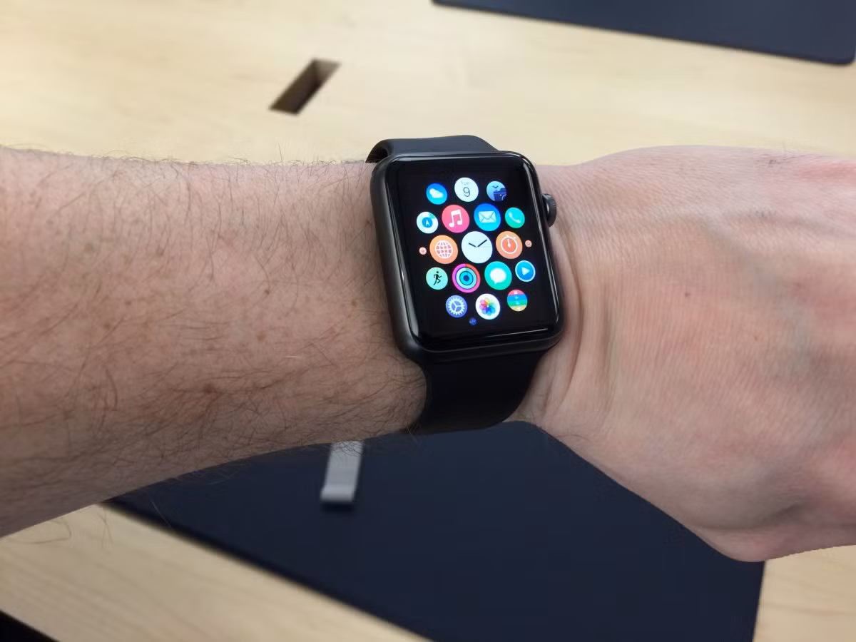 Trang bị công nghệ cảm ứng lực tương tự như Apple Watch: Cũng theo nhận định của ông Ming Chi-Kuo, chiếc iPhone tiếp theo sẽ được trang bị công nghệ Force Touch (cảm ứng lực) vốn đã xuất hiện trên hai sản phẩm gần đây nhất của Apple là MacBook và Apple Watch.