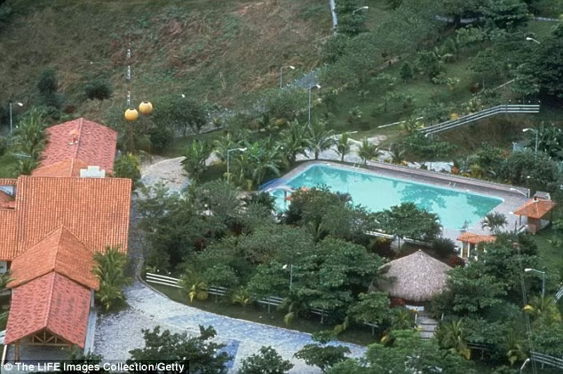 Trong ảnh là một trong những biệt thự xa hoa ở Colombia của tên trùm Pablo Escobar với hồ bơi rộng lớn và cả một vườn thú trị giá hàng triệu đô gồm những động vật quý hiếm như hà mã, hươu cao cổ và voi.