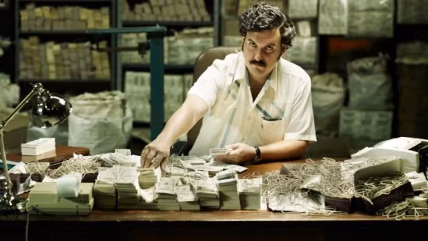 Mỗi tháng, trùm ma túy khét tiếng Pablo Escobar chi tới 2.500 USD để mua nịt cột tiền để cất giữ vào kho.