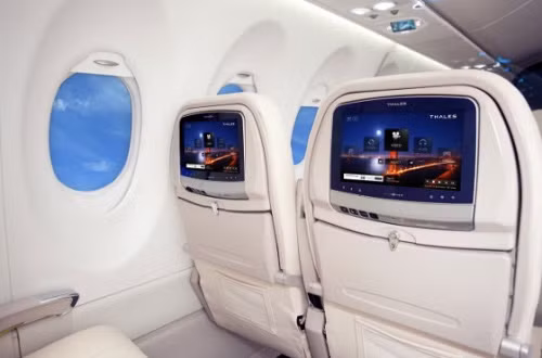 Hãng hàng không giá rẻ của Mỹ - Virgin America vừa nâng cấp hệ thống giải trí trên máy bay bằng dòng sản phẩm chuyên dụng của Panasonic Eco V2. Trước mặt hành khách là màn hình 9" hoặc 11" cảm ứng điện dung, có jack tai nghe, cổng USB, khe đọc thẻ tín dụng cùng nhiều trò chơi cài sẵn. Bạn còn có thể đặt món ăn và đồ uống từ các hệ thống.