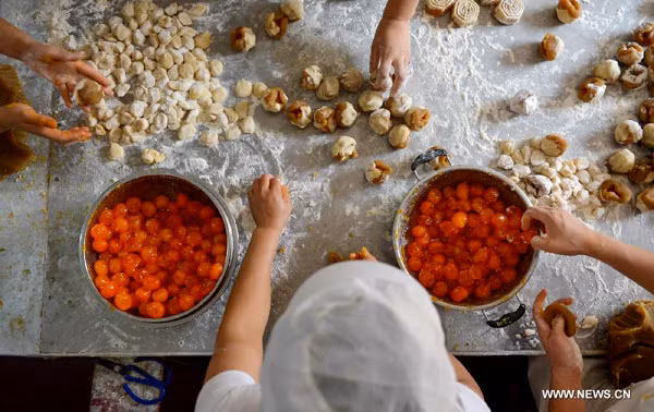 Tiếp đến là công đoạn nặn nhân bánh trung thu. Người ta trộn các nguyên liệu trong phần nhân với nhau rồi nặn thành một viên nhỏ đủ cho mỗi chiếc bánh. Tùy loại bánh mà có thể phần nhân bên trong còn đặt trứng muối.