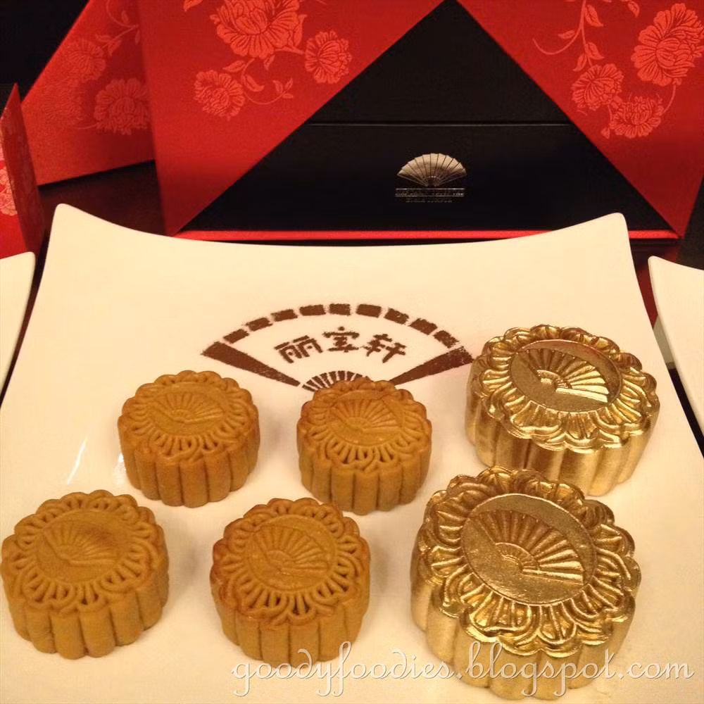 Những chiếc bánh trung thu mạ vàng chỉ khác với loại bánh thông thường ở công đoạn dát vàng. Bánh được bọc vàng bên ngoài vỏ bánh khiến cho nó có màu sắc bắt mắt.