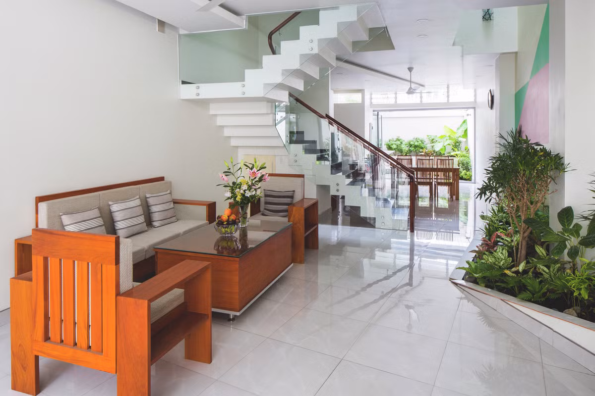 Nội thất trong nhà khá đơn giản nhưng vẫn toát lên vẻ trang trọng, thanh lịch.