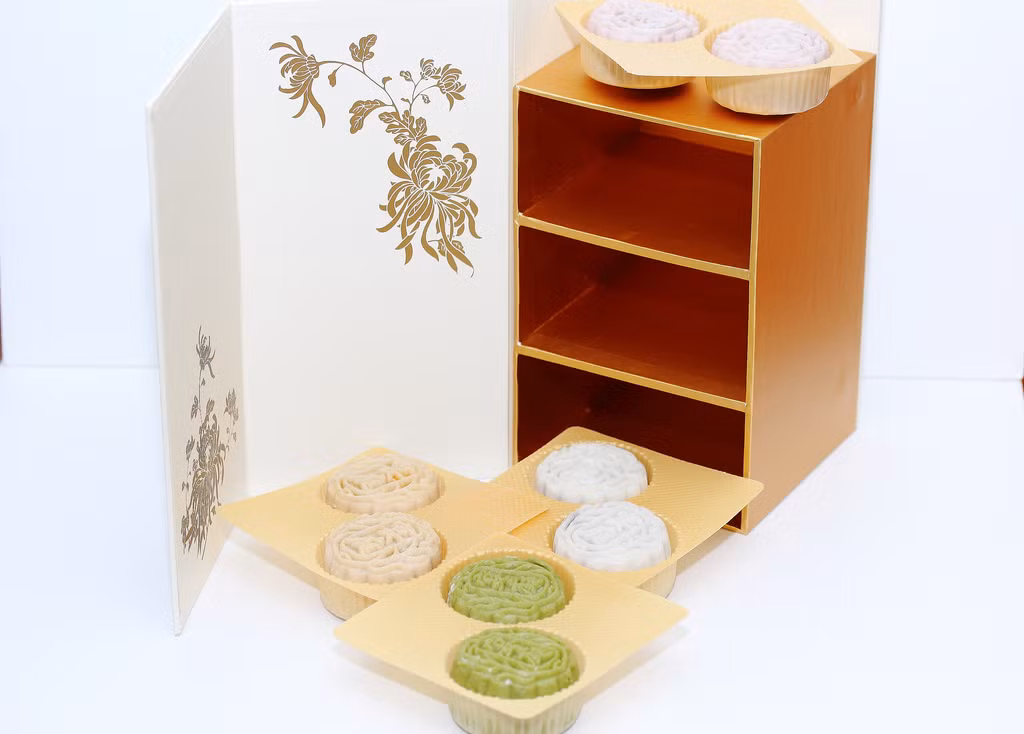 Chiếc hộp dựng bánh thanh lịch được thiết kế giống như một tháp tủ nhỏ cất giữ kho báu ẩn bên trong ngăn kéo. Mỗi hộp đi kèm với 8 bánh trung thu.
