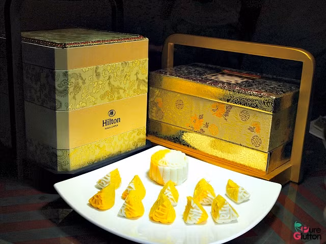 Hộp bánh trung thu mạ vàng đắt tiền của khách sạn Hilton.