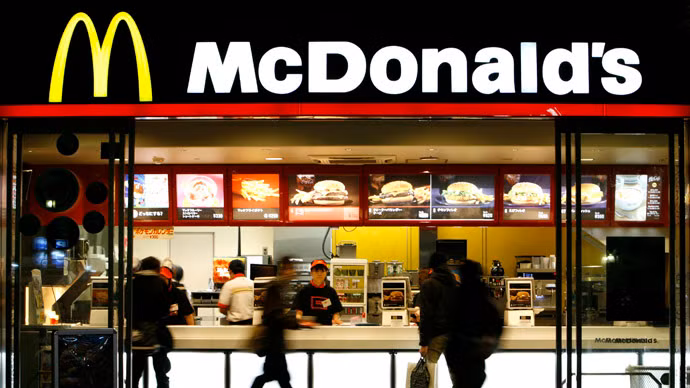 Kinh hai phat hien nhua trong mon ga chien McDonald