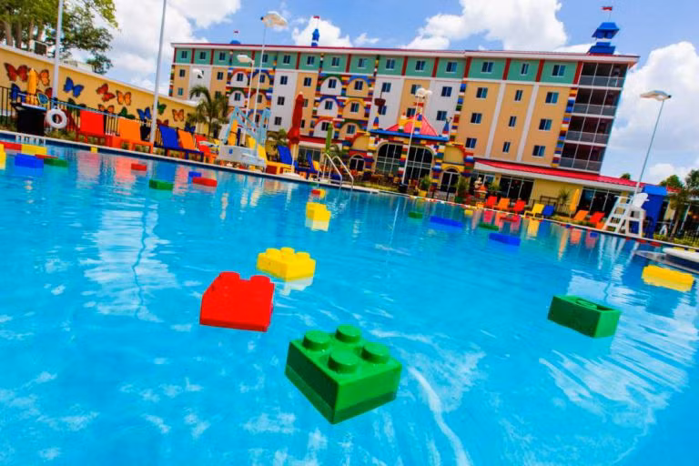 Bể bơi rộng lớn của khách sạn lego khổng lồ.