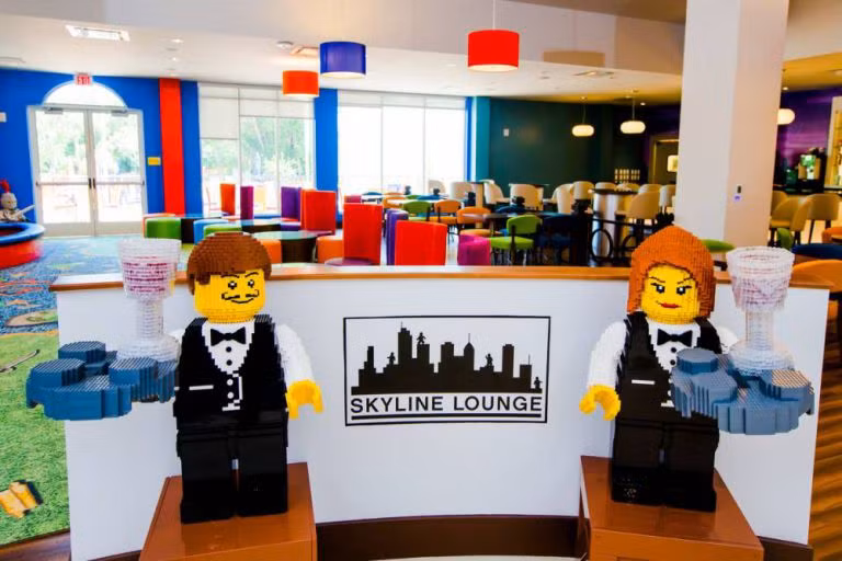 Đi sâu vào nữa là mặt tiền của khách sạn Legoland với những màu cơ bản đặc trưng của lego.