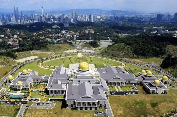  Dinh thự dát vàng của Quốc vương Brunei có tên Istana Nurul Iman, theo tiếng Ả rập có nghĩa là “Cung điện ánh sáng của các vị Thánh”. Đây chính là hoàng cung được trang hoàng lộng lẫy và xa hoa bậc nhất thế giới.