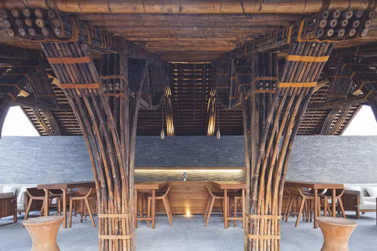 Toàn bộ khu resort Naman Retreat gồm cả quán bar được thiết kế bởi Võ Trọng Nghĩa, kiến trúc sư tài hoa đã gặt hái được rất nhiều giải thưởng trong nước và quốc tế dành cho những công trình xanh độc đáo.