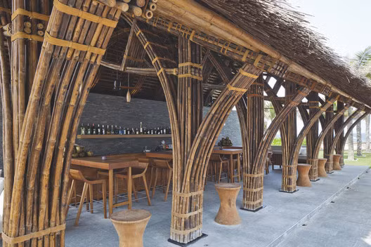 Khi đặt chân vào Naman Retreat, bạn sẽ ngỡ rằng mình đang lạc vào giữa một thế giới xanh ngút ngàn. Các công trình ở đây được thiết kế với chất liệu chủ đạo là cây tre Việt.